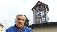 Miroslav Nečas svůj orloj ve věžičce nad dílnou částečně připodobnil tomu...