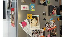 Na lednici si Zuzana magnetkami připevňuje fotky ze svého dětství.