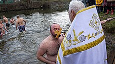 Duchovní Jozef Fejsak posv�til vodu v �ece Svratce p�i p�íle�itosti svátku...