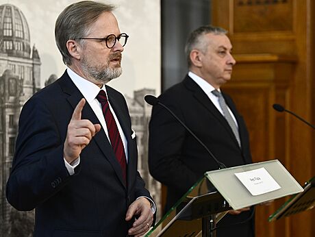 Premiér Petr Fiala a ministr prmyslu a obchodu Jozef Síkela bhem bilanní...