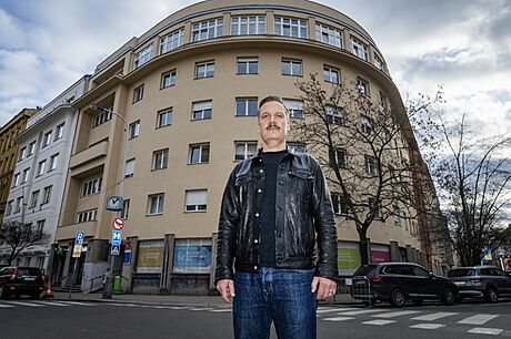David Matásek ped budovou Nemocnice sv. Kíe ikov v Praze 3