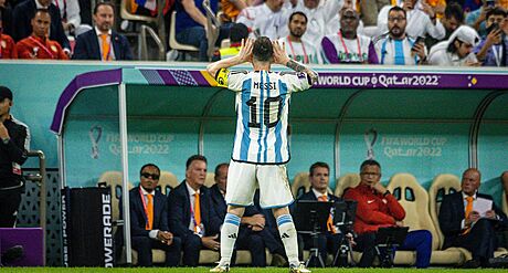 Argentinský kapitán Lionel Messi po gólu v semifinále MS v Kataru stojí ped...
