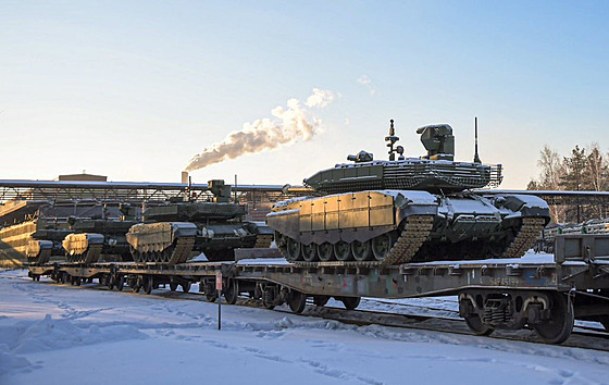Tanky Armata pipravené k transportu na elezniních vagónech.
