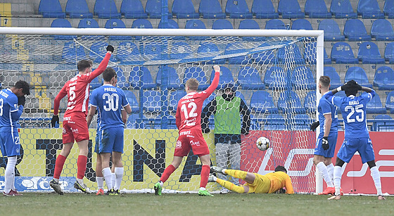 Moment, kdy liberetí fotbalisté pili v zápase s Pardubicemi o vedení.