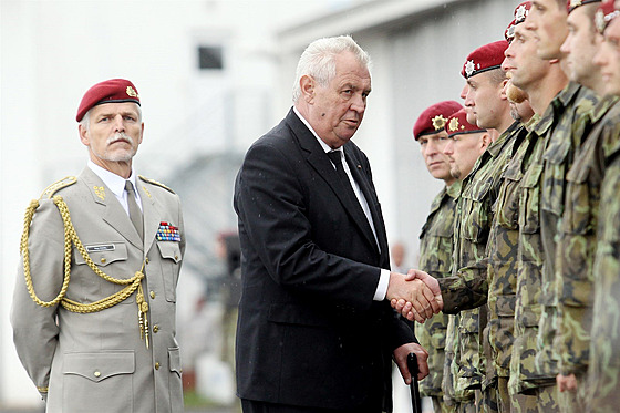 Konící prezident Milo Zeman a nový prezident Petr Pavel (jet ve vojenské uniform) na spoleném archivním snímku z roku 2014
