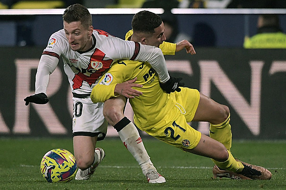 Ivan Balliu (vlevo) z Rayo Vallecano a Yeremi Pino z Villarrealu bojují o mí.