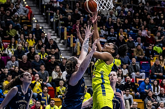 Alyssa Thomasová (vpravo) z USK Praha zakonuje na ko Fenerbahce.