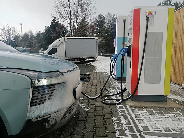 Černá sobota pro elektromobily. Německo čeká nával Nizozemců u nabíječek
