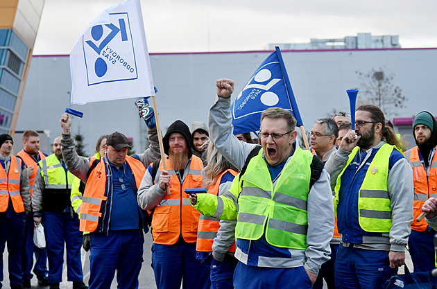 Na mzdách přidáme, slibují stávkujícím pneumatikářům Korejci. Neřekli o kolik