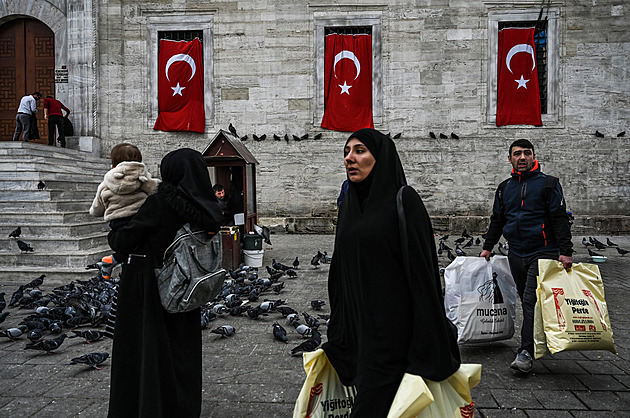 Erdogan před volbami uplácí chudé Turky. Dva miliony lidí pustil do důchodu