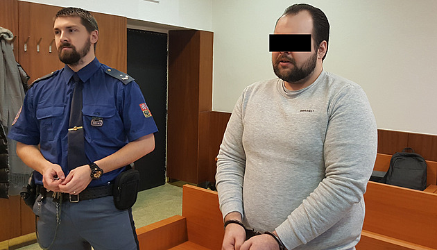 Ob�alovaný L. R. v soudní síni, kde se zpovídá z toho, �e prodal pervitin �en�...