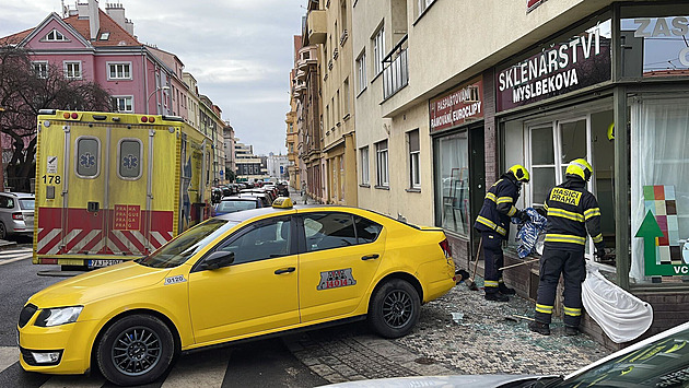 Chodkyni v pražských Střešovicích usmrtilo auto, které se samovolně rozjelo