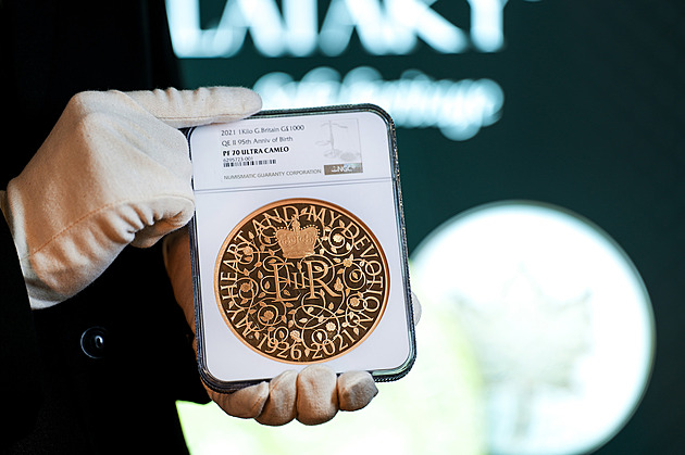 Ve Varech je k vidění zlatá mince vyrobená pro Alžbětu II., váží kilogram