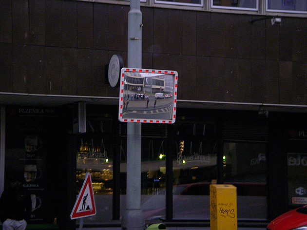 <p>Toto zrcadlo v dopravní situaci na Olšanském náměstí slouží nejen běžné bezpečnosti silničního a tramvajového provozu, ale nyní po delší dobu i všem, kteří se pohybují na tomto místě, kde probíhá stavební činnost na komunikacích.</p>