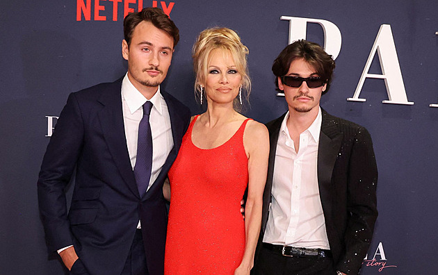 Na domácím pornu měla aspoň vydělat, říkají synové Pamely Andersonové