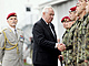 Generál Petr Pavel stojí za prezidentem Milošem Zemanem, který na vojenském...