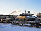 Tanky Armata pipravené k transportu na elezniních vagónech.