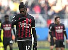 Fotbalisté AC Milán doma prohráli se Sassuolem 2:5 Na snímku natvaný útoník...