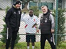 Fotbalista Guélor Kanga se na tureckém soustední pozdravil s bývalými trenéry...