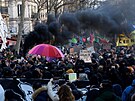 Francouzi protestují proti zákonu, který zvyuje hranici pro odchod do dchodu....