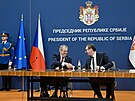 Srbský prezident Aleksandar Vui (vpravo) a eský prezident Milo Zeman...