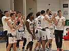 Díntí basketbalisté slaví výhru nad Olomouckem.