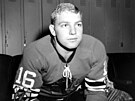 Bobby Hull jako osmnáctiletý mladík v kabin Chicago Blackhawks, rok 1957