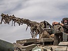 Tank s ukrajinskými vojáky se pohybuje p�es les poblí� p�ední linie v...