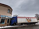 Kamion naboural do kavárny v eském Meziíí na Rychnovsku. (30. ledna 2023)