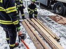 Kamion naboural do kavárny v eském Meziíí na Rychnovsku. (30. ledna 2023)