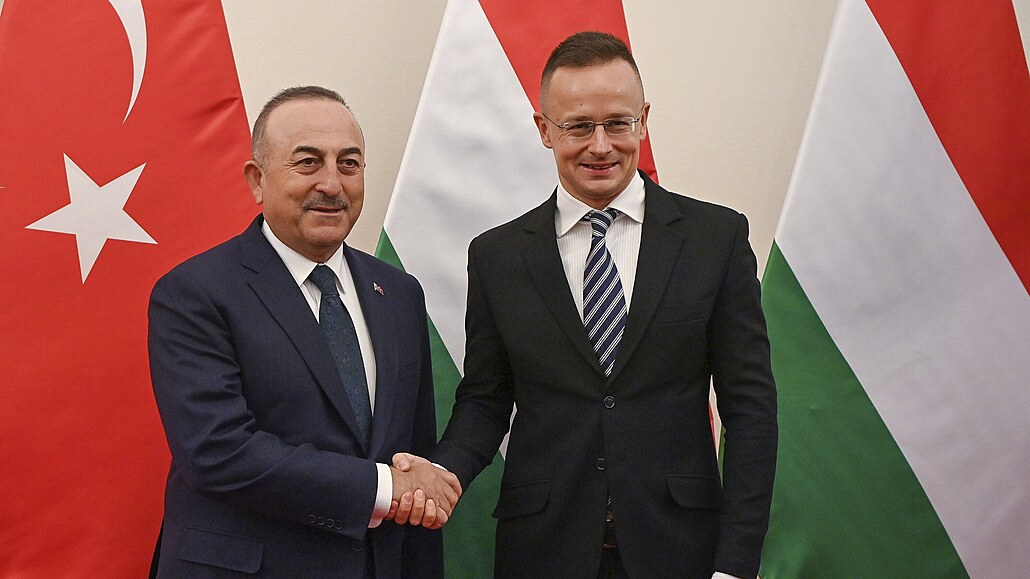 Ma�arský ministr zahrani�í Péter Szijjártó na sch�zce se svým tureckým...