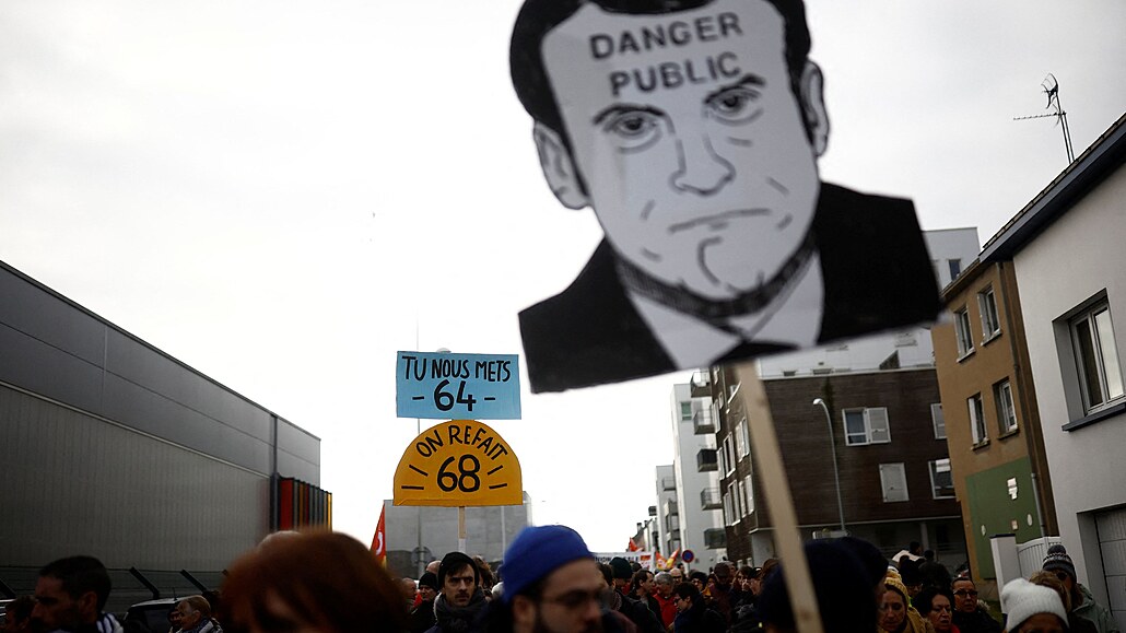 Francii ochromily dalí stávky a demonstrace proti vládnímu zákonu o pozdjím...