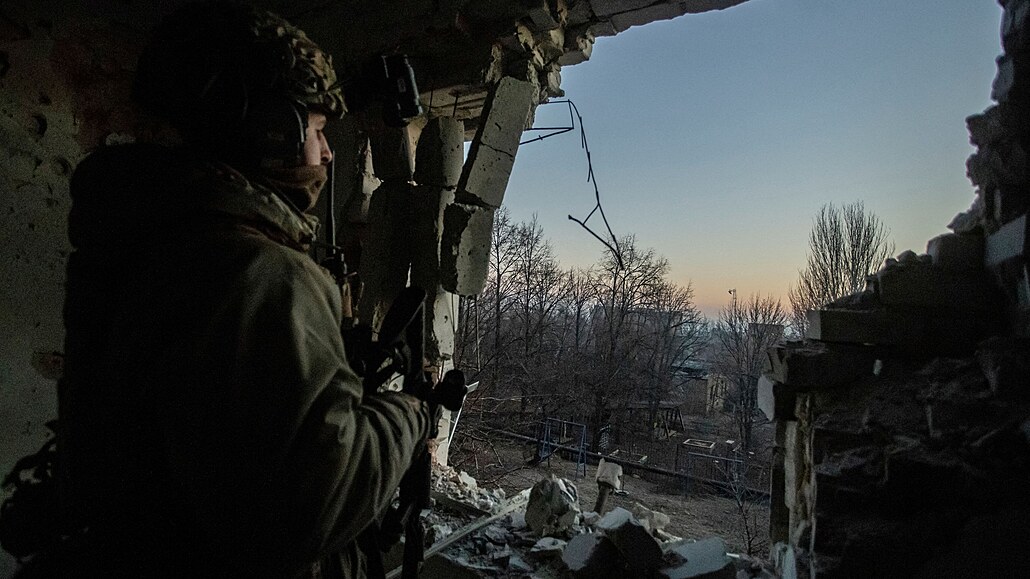 Ukrajinský voják drží pozice při ruském útoku na Bachmut. (31. ledna 2023)