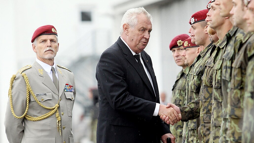 Končící prezident Miloš Zeman a nový prezident Petr Pavel (ještě ve vojenské uniformě) na společném archivním snímku z roku 2014