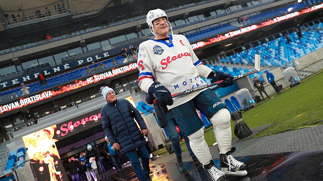 Marián Bezák nastupuje k zápasu veterán bhem bratislavských Winter Games