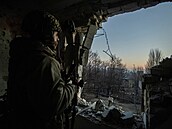 Ukrajinský voják drží pozice při ruském útoku na Bachmut. (31. ledna 2023)
