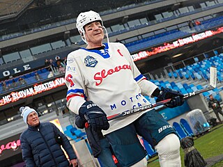 Marián Bezák nastupuje k zápasu veteránů během bratislavských Winter Games