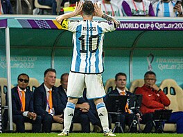 Argentinský kapitán Lionel Messi po gólu v semifinále MS v Kataru stojí p�ed...