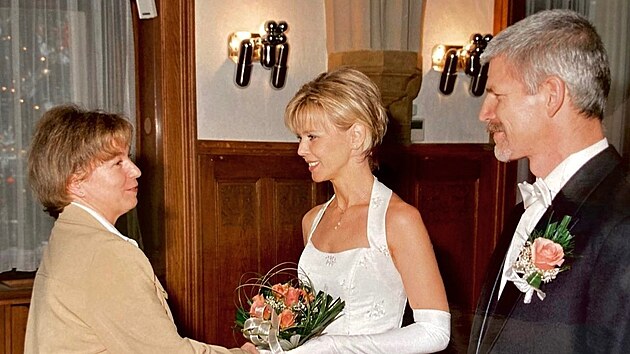 Budoucí prezident České republiky Petr Pavel si manželku Evu vzal v roce 2004 na olomoucké radnici. Poznali se v roce 1985 v Prostějově, kde oba pracovali. Eva Pavlová rozená Zelená se narodila v Hanušovicích-Potůčníku a studovala na gymnáziu v Šumperku.
