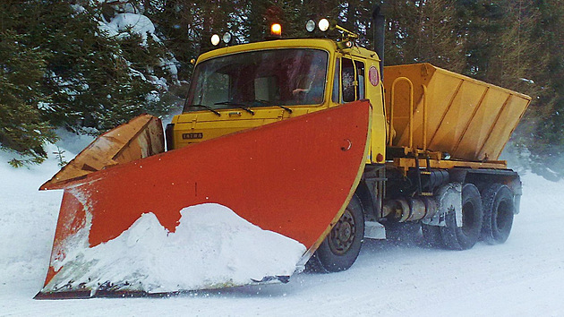 Tatra 815-2, posypov� v�z se sn�n�m pluhem