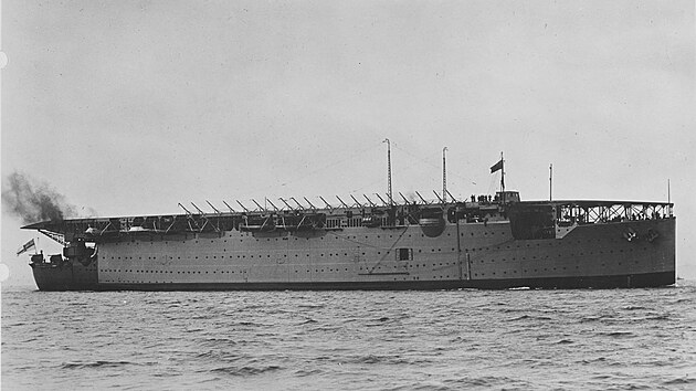 „Flat deck“ koncepce HMS Argus (I49), zde s vysunutou kormidelnou