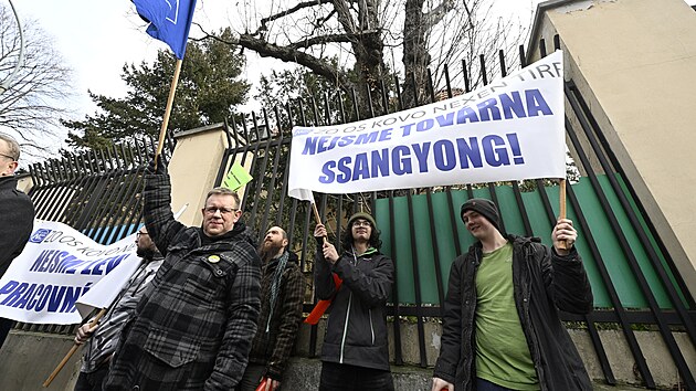 Protest zamstnanc spolenost Nexen Tire ped velvyslanectvm Korejsk republiky kvli situaci ve firm. (31. ledna 2023)