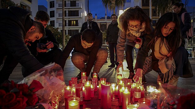 Lidé zapalují svíčky za kostelníka, který zemřel během útoku na kostel na jihu Španělska. (26. ledna 2023)