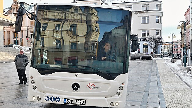 V Jablonci od 1. února budou jezdit jiné autobusy - větší mercedesy a menší rošera.