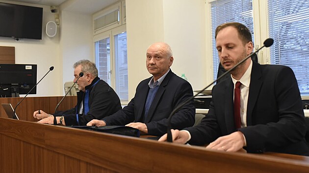Soud ve Vsetíně začal projednávat kauzu otrávené řeky Bečvy. Na snímku uprostřed obžalovaný ředitel firmy Energoaqua Oldřich Havelka. (leden 2023)