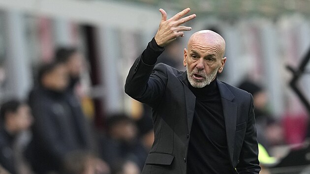 Trenr fotbalist AC Miln Stefano Pioli bhem utkn se Sassuolem.