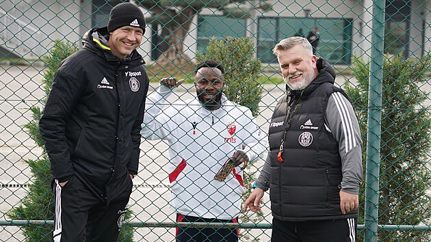 Fotbalista Gulor Kanga se na tureckm soustedn pozdravil s bvalmi trenry ze Sparty Vclavem Jlkem (vlevo) a jeho asistentem Jim Sakem (vpravo)