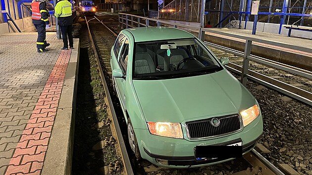 kodovka se zaklnila v kolejch pobl ostravsk tramvajov zastvky Doln Vtkovice. (26. ledna 2023)