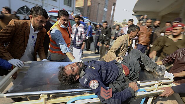 V pákistánském Péšávaru útočil sebevražedný atentátník. Odpálil se u mešity ve chvíli, kdy se v ní modlily stovky lidí včetně policistů. (30. ledna 2023)