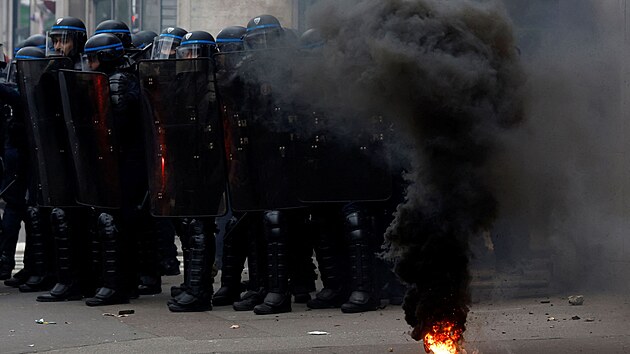 Francouzi protestuj� proti z�konu, kter� zvy�uje hranici pro odchod do d�chodu. Sn�mek policist� poch�z� z Pa��e. (31. ledna 2023)